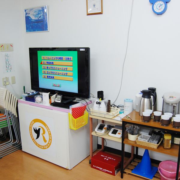 お茶の時間に使うコーナー。るーすとのロゴが入った台とテレビ