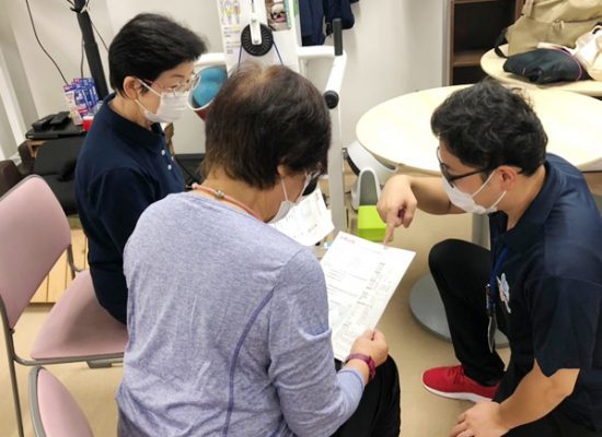トレーナーと会員が相談している様子
