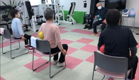 椅子に座ってボールを使う体操
