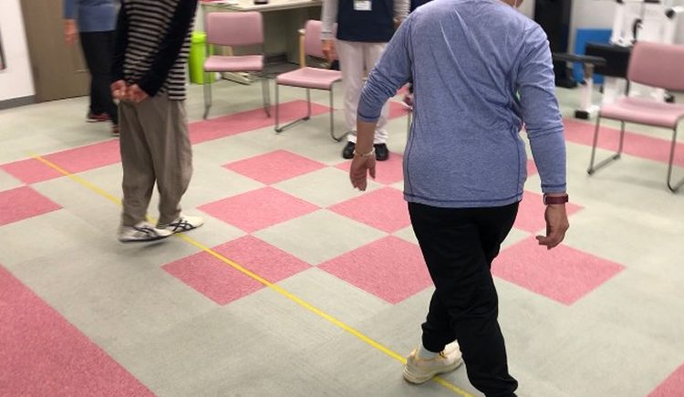 館内で歩く練習をする会員
